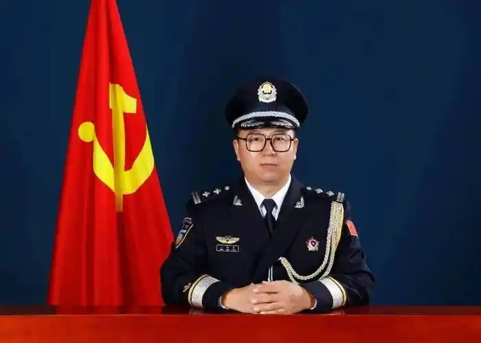 2018年转业到滨海新区公安局北塘派出所,现任北塘派出所社区警务队