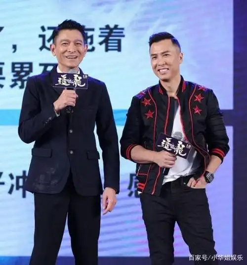 甄子丹带妻子女儿亮相,妻子名模身高出众,15岁女儿大长腿抢镜