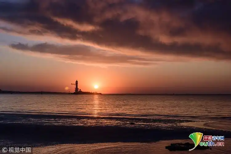 北戴河现火烧云天气朝阳映红天空