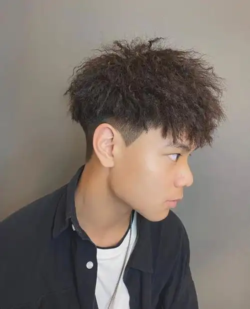 男士发型新风尚两侧铲短头顶烫卷卷