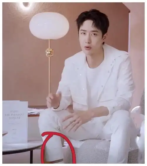 王一博代言新面膜!现场穿成"白马王子",却被"腿毛"抢了镜