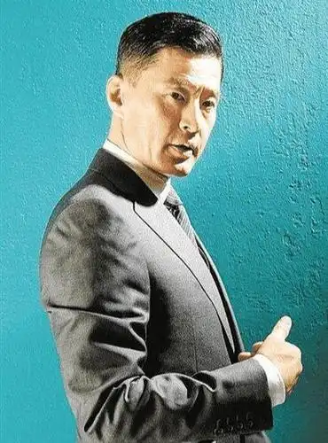 他演技不输李连杰,与妻子恩爱20多年,如今60岁却越来越有男人味