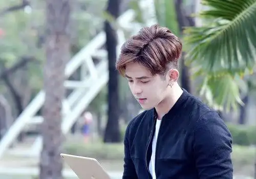 分剃两边短发发型,轻熟干净的偏分头设计,搭配秋季时装,轻松做男神