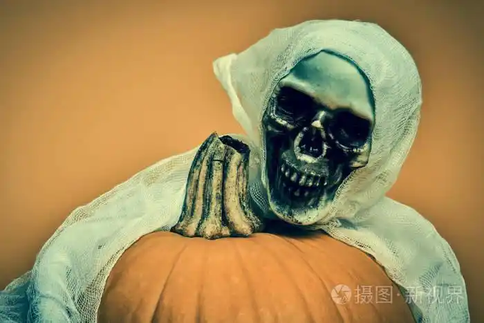 幽灵万圣节的概念.可怕的骷髅拥抱杰克 o 灯笼南瓜.万圣节背景