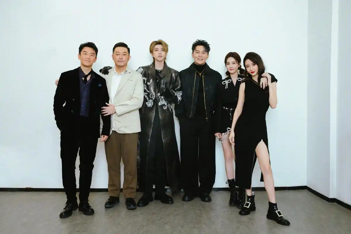 白鹿分享奔跑吧跨年合照