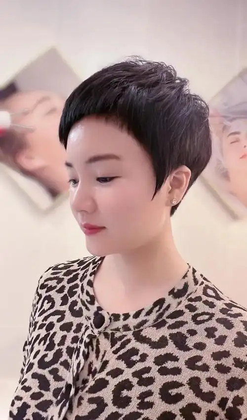 女生短发卷发发型有哪些(最火女士短发14款看着很心动)