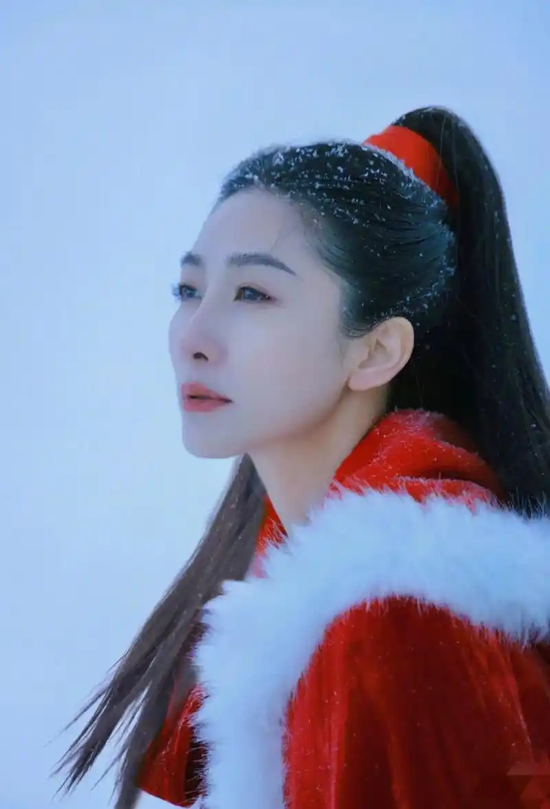 陶昕然在社交媒体上分享了一组令人惊艳的雪地红衣古装照片