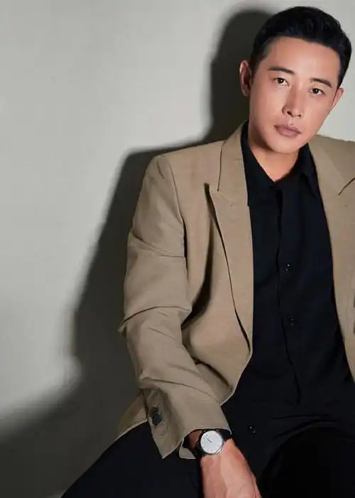 好久不见罗晋又帅了,穿上一套西装,梳一个背头气质满分|发型|西裤