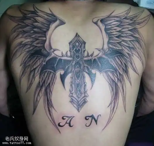 背部十字架翅膀纹身图案