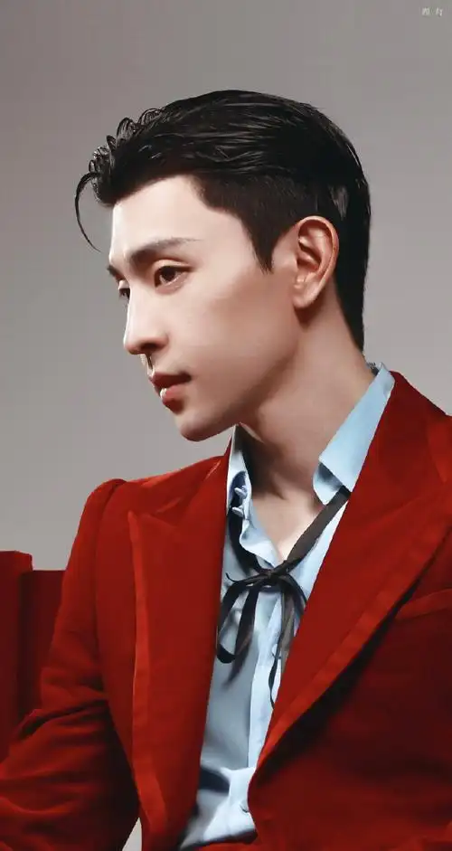 邓伦#这套红色和黑色造型真的让人相当惊艳,根本选不出哪个更好,侧颜