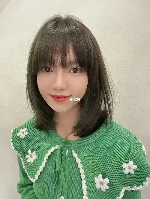 锁骨中长发型 减龄发型 青棕色