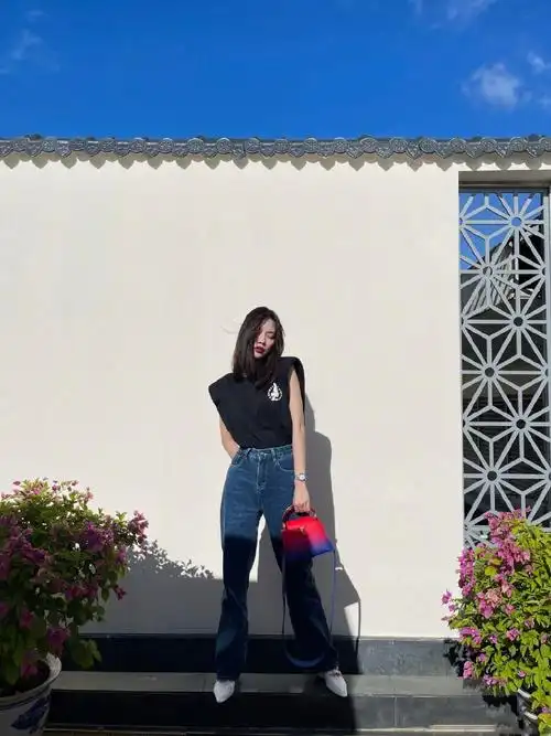 王霏霏身穿无袖背心搭配牛仔裤出镜,休闲时尚,亮色包包点缀_高清图集