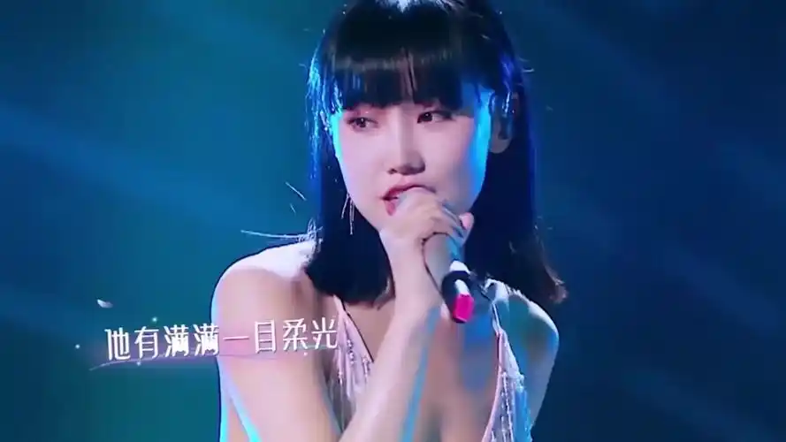 黄龄想火想疯了,穿的这么大胆就敢登台,还没开口就把杨宗纬看害羞了