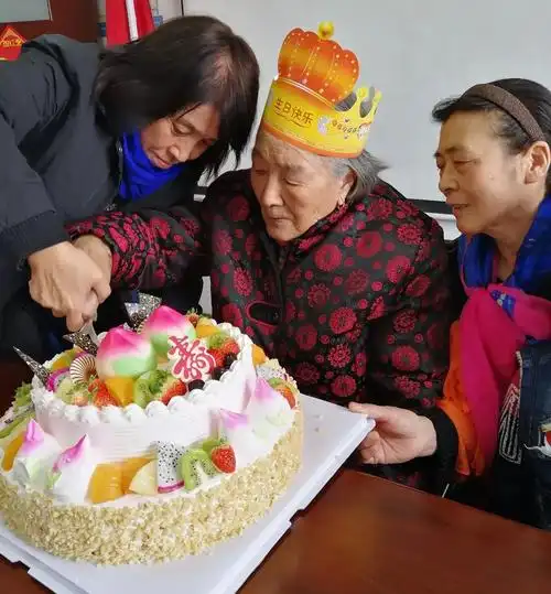 西安市新城区爱心护理院为九旬老人过生日!