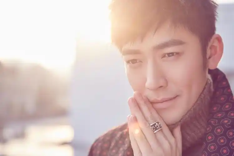 张博写真张博个性开朗,英俊帅气,在生活中是一个很潇洒的人,总是带着