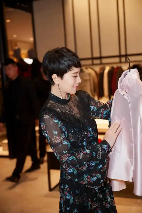 娱乐生活 娱乐八卦 12月8日,海清亮相重庆出席某时尚品牌活动