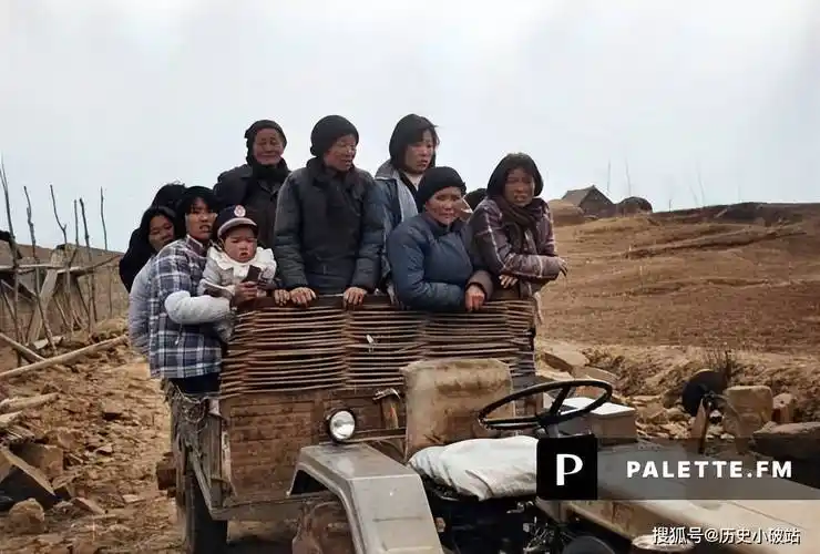 原创7080年代拖拉机老照片铁牛替代耕牛拖拉机助力农村生产队