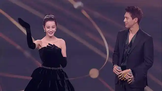 迪丽热巴铁憨憨石锤,秀出呆萌拍照姿势,李现笑的太不厚道丨晚会