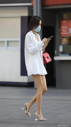夏天就要穿白色,美女一身白色穿搭加水晶高跟鞋,清凉感十足_手机搜狐