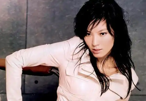 她是娱乐圈"最渣"的女演员,无缝衔接17个男人,48岁仍身材火辣