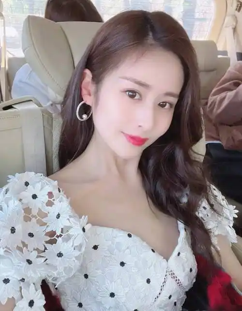 颖儿说自己瘦了十年,最胖时一百三十斤,曾绑两层收腹带睡觉_减肥_女儿