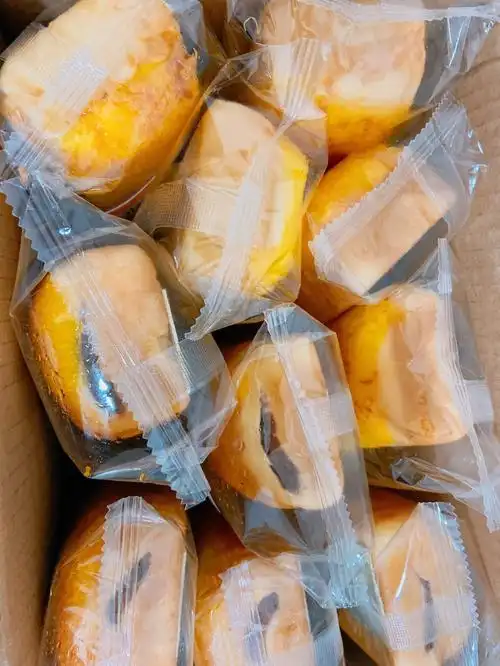 里面是椰蓉红豆夹心面包05涂着芝士也有好多,吃起来不腻!酱多!好吃!