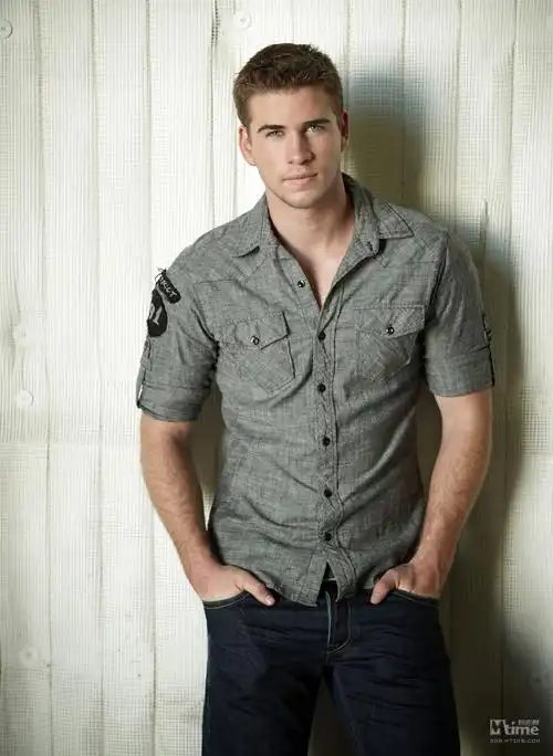 与哥哥"雷神"克里斯不同,利亚姆的气质更为温和儒雅