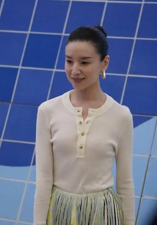 42岁郭晶晶和43岁董洁同框郭晶晶富贵相的优势就出来了