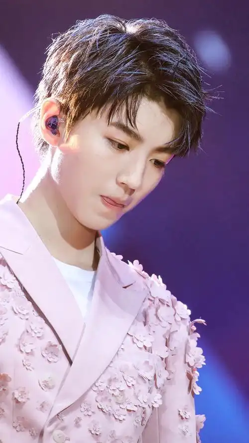 从前 ,大陆的东方有一个卡卡王国,王国里有一个王子名叫王俊凯.