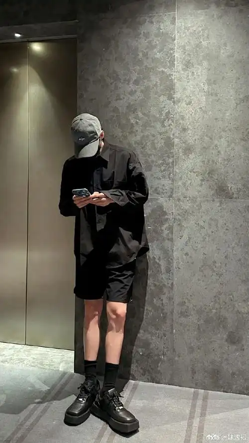 魏大勋分享全身照