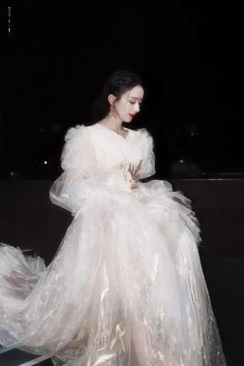 2020时尚芭莎派对赵丽颖国产高定轻纱礼服赵丽颖内场
