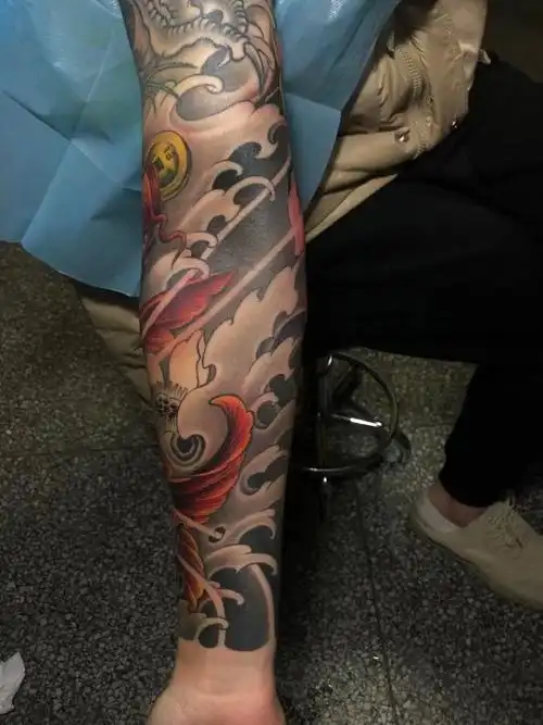 鲤鱼莲花花臂纹身图案