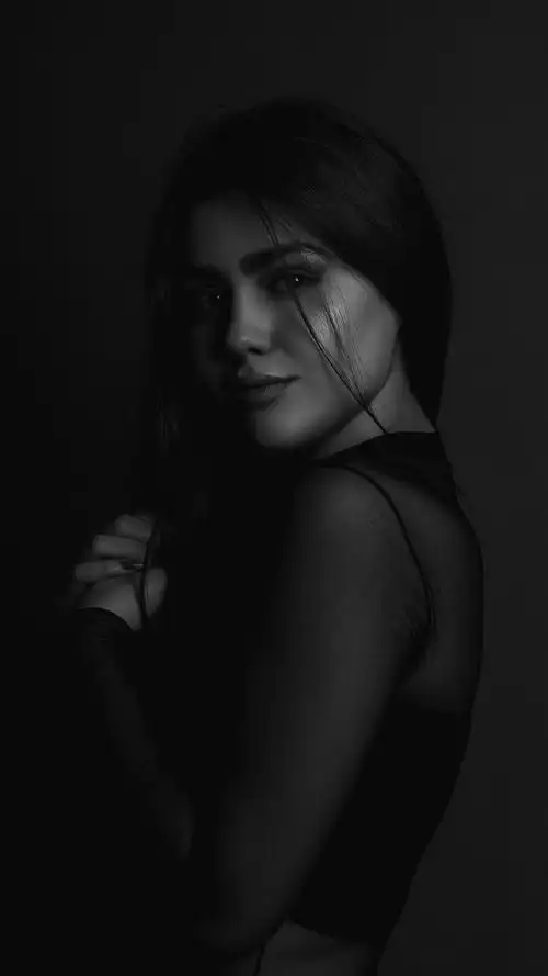 黑色纯色色调,长发穿蕾丝上衣的欧美美女模特-美女-3g壁纸