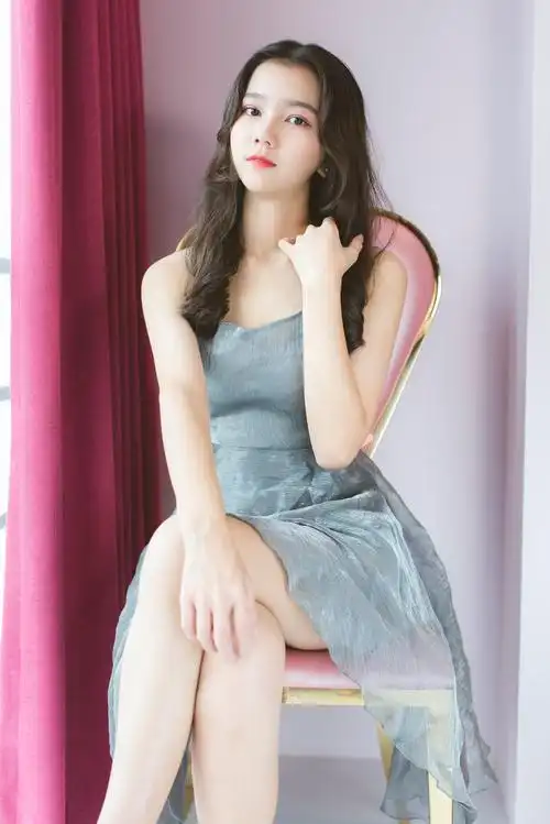 艺术摄影:皮肤白皙的小女生,神态俏皮可爱!