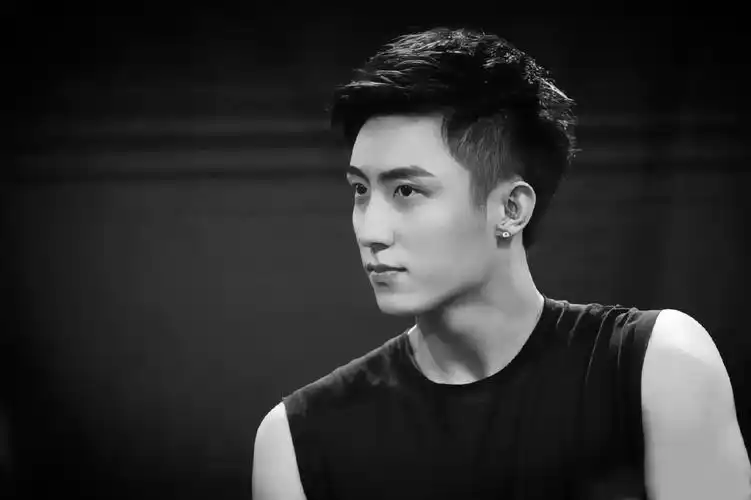 黄景瑜亲爱的戎装开机军装照帅到炸裂中国版太阳的后裔