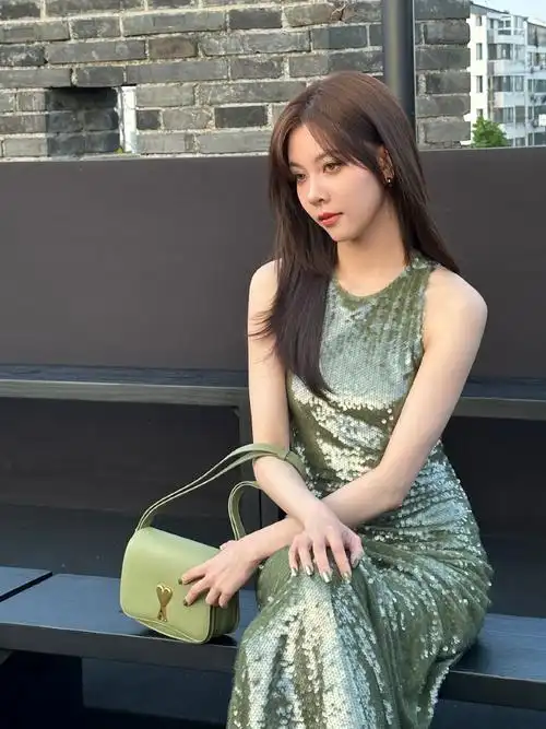 宋妍霏人鱼猫眼妆