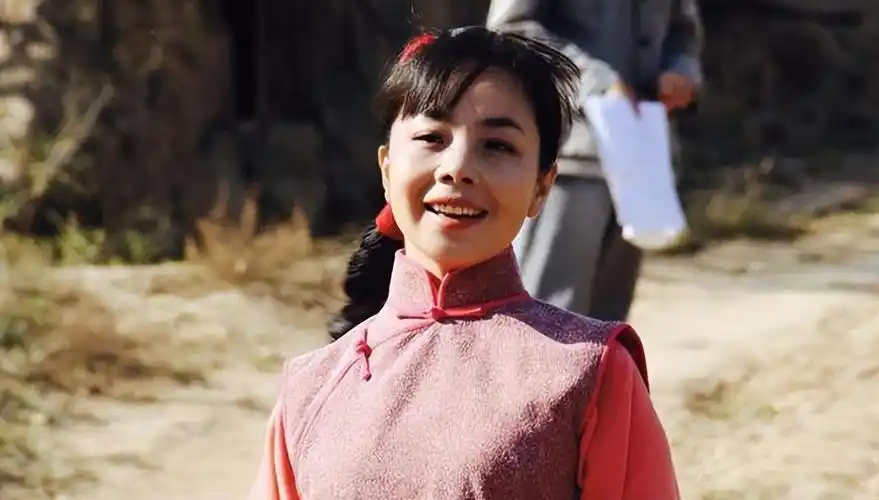 回顾王二妮22岁成名放弃百万年薪嫁农村小伙现带妹妹做公益