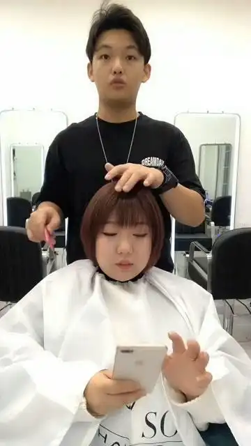 一款适合胖妹妹的短发发型不仅显脸小还特别可爱