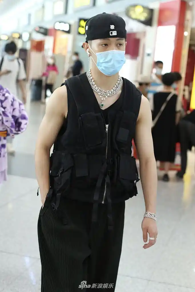 组图:马伯骞戴银链子时髦吸睛 反戴棒球帽穿马甲露健硕身材_高清图集