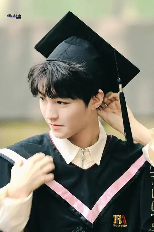 王俊凯超话#王俊凯拍毕业照#就是爱你从校服到学士服陪一个小男孩告别