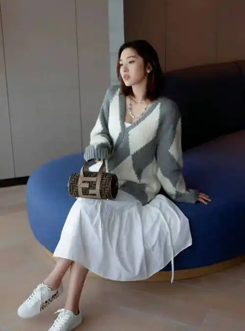 唐艺昕私服,灰白菱格v领毛衣配白色长裙,温婉甜美且优雅治愈_知性