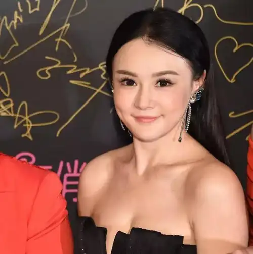 邹市明与妻子出席活动成焦点,网友:拳王的女人果然不同凡人