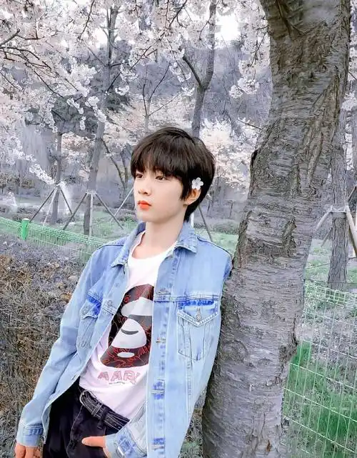 养成系少年刘耀文,狼崽到狼王,时尚还是憨憨?