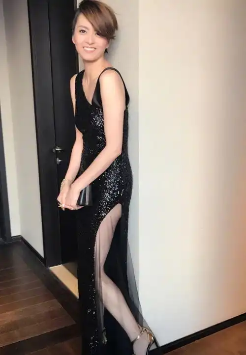 梁咏琪一身黑色礼裙现身,完全被她的下身迷住了,网友:真的好长