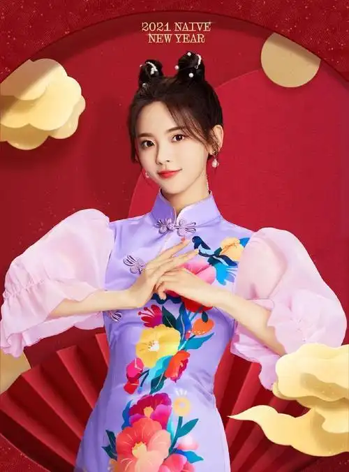 杨超越新年照出炉穿旗袍配哪吒头宛如中国娃娃美得娇俏又灵动
