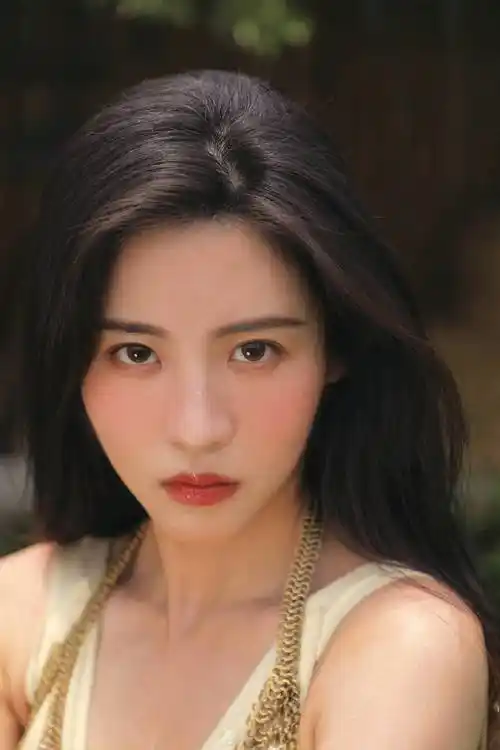 孙芮发布清凉夏日生日写真穿v领裙化身丛林女神