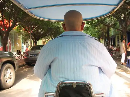 (记住这个背影,就是他)