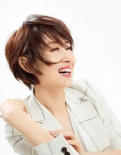 43岁刘敏涛换新造型,短发造型搭配白色衬衫和阔腿裤,减龄又时髦_发型