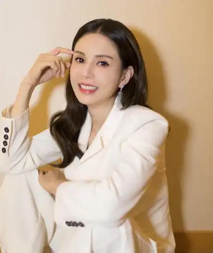 54岁李若彤晒近照庆生穿白色倒v连衣裙颜值超抗打