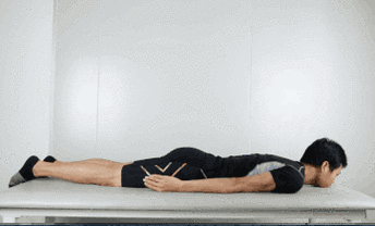 09腰部及大腿后侧腘绳肌牵拉做坐位体前屈动作,保持一定时间然后放松.